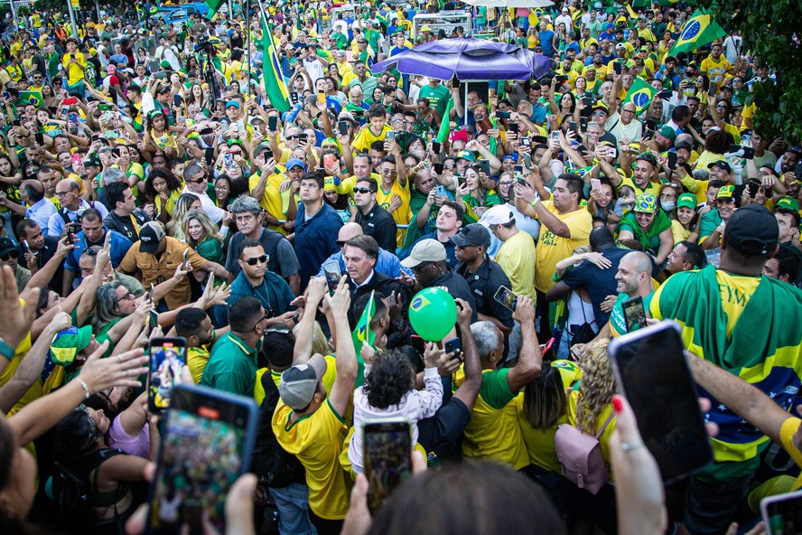Bolsonaro no meio do público na Avenida Atlântica, em Copacabana