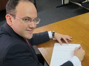 O advogado Antônio Calcini faz aula de caligrafia para melhorar desempenho em concursos públicos (Foto: Paulo Guilherme/G1)