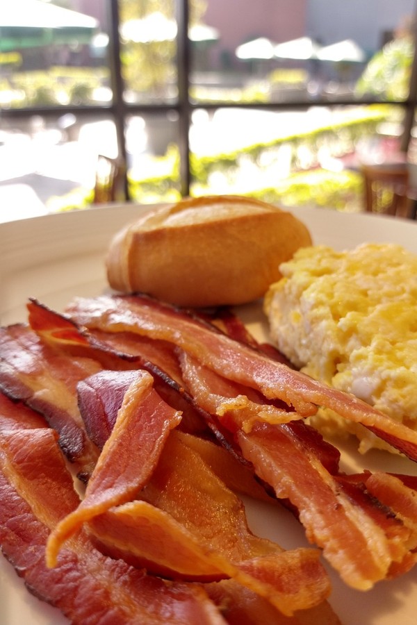 Aprenda a fazer um típico café da manhã de hotel com bacon e ovos mexidos (Foto: Divulgação)