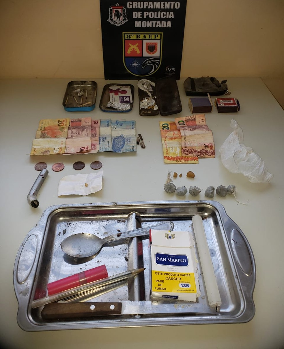 Drogas foram apreendidas durante patrulhamento na linha f&eacute;rrea &mdash; Foto: Pol&iacute;cia Militar