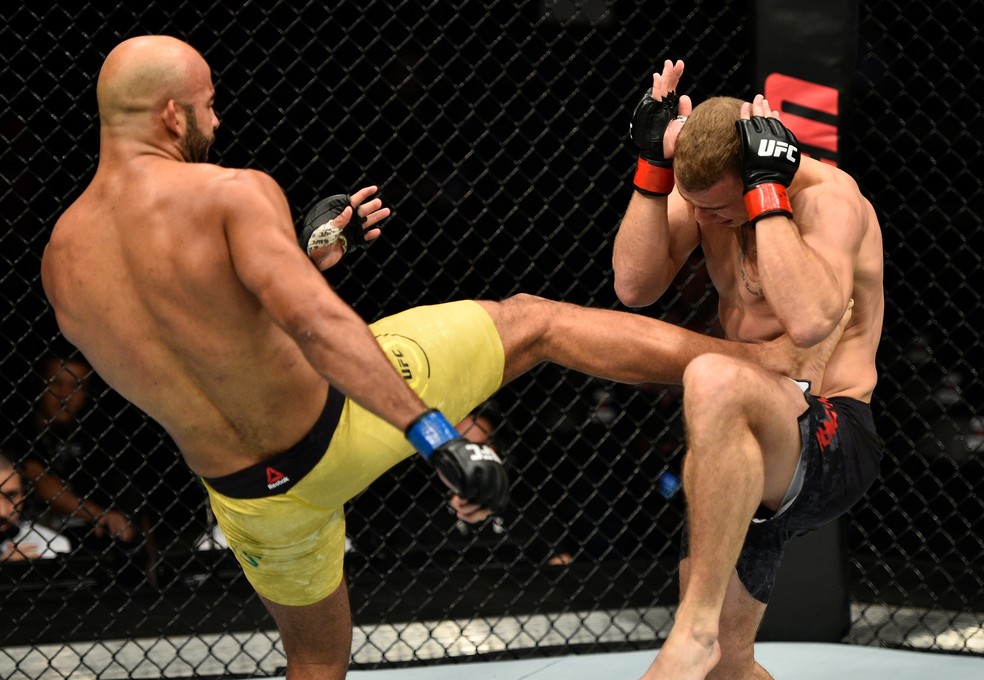 Warlley Alves acerta um chute duro na linha de cintura de Salim Touahri no UFC Polônia (Foto: Getty Images)