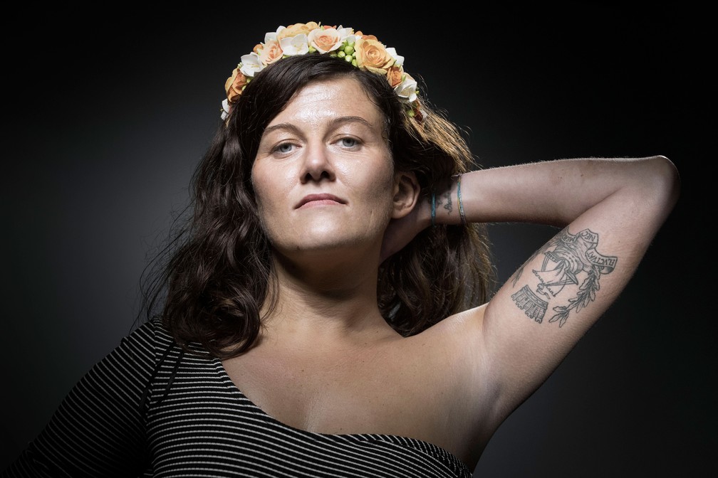 Alexandra Damien, de 33 anos, confessou que mentiu ao afirmar que estava no bistrô Carillon, no momento dos ataques terroristas de 13 de novembro de 2015. Foto de arquivo mostra tatuagem com o lema de Paris, “Fluctuat nec mergitur” (“Sacudido pelas ondas, mas não afunda”), num gesto de protesto contra o terrorismo   — Foto: Joel Saget / AFP