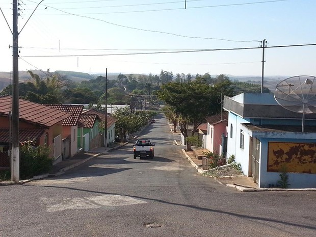 Rua Luiz Machado, uma das cinco da cidade, é principal rua de Serra da Saudade (Foto: Anna Lúcia Silva / G1)