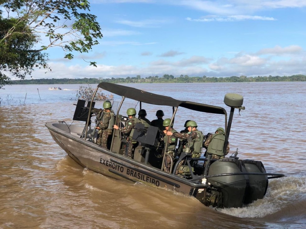 Militares em voadeira tentam localizar indícios de paradeiro de servidor da Funai Bruno Araújo Pereira e de jornalista Dom Phillips  — Foto: Divulgação/Exército