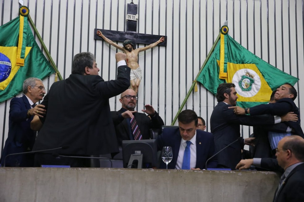 Deputados Osmar Baquit e Leonardo Araújo, do Ceará, trocaram ofensas e precisaram ser contidos durante sessão na Assembleia Legislativa. — Foto: José Leomar /SVM