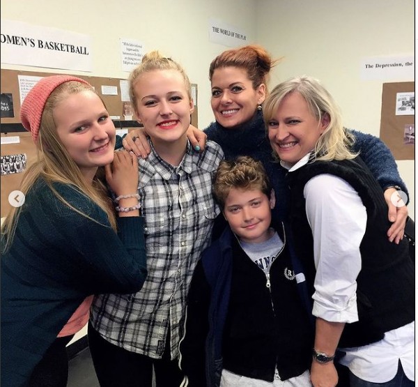 Debra Messing com o filho, a amiga Lori Chase e as duas filhas dela (Foto: Instagram)
