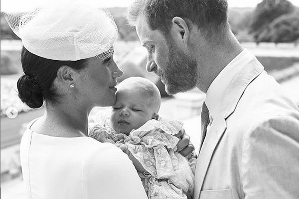 A atriz e duquesa Meghan Markle com o marido e o filho (Foto: Instagram)