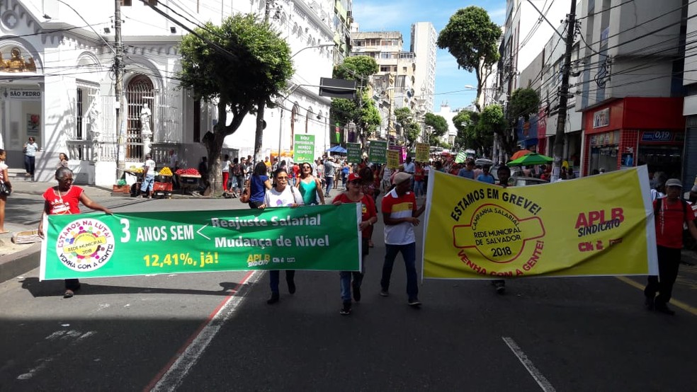 Quando a assembleia acabou, professores saÃ­ram em caminhada com direÃ§Ã£o Ã  prefeitura de Salvador (Foto: DivulgaÃ§Ã£o/APLB)