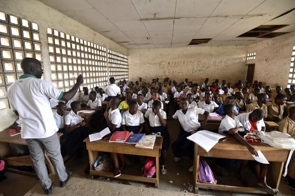 Professor dá aula em escola na Costa do Marfim onde estudava menino morto ao tentar chegar clandestinamente à França — Foto: Sia Kambou/AFP
