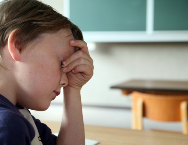 Criança frustrada em sala de aula (Foto: Thinkstock)