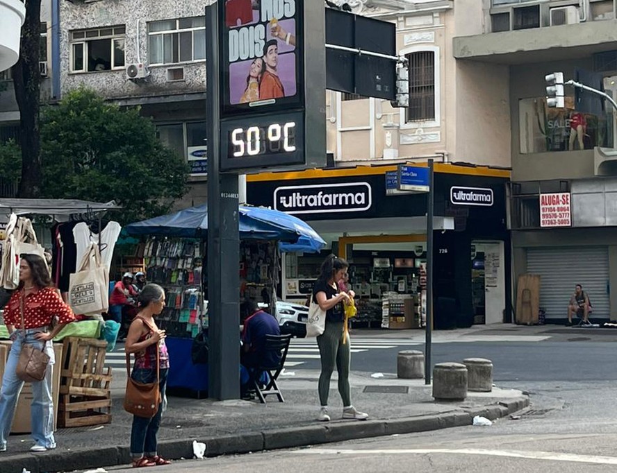Termômetro marca 50 graus em Copacabana, Rio de Janeiro