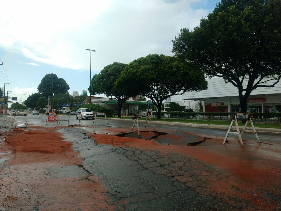 Cratera se formou depois de vazamento de tubulação da Caern (Foto: Rafael Barbosa/G1)