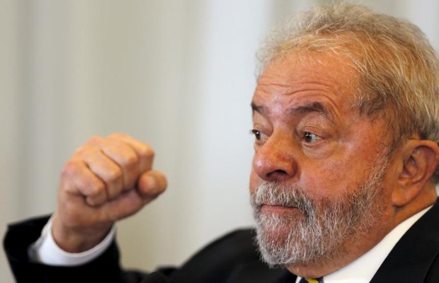 O ex-presidente Luiz Inácio Lula da Silva durante coletiva para defender Dilma Rousseff a jornalistas estrangeiros (Foto: Paulo Whitaker/Reuters)