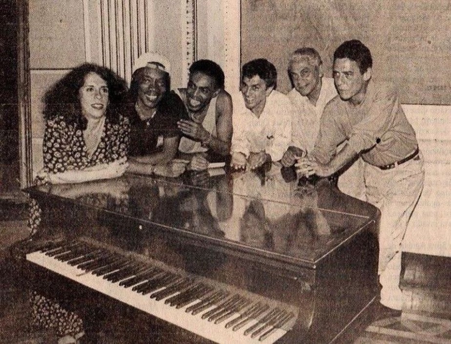 Gal Costa, Djavan, Gilberto Gil, Caetano Veloso, Paulinho da Viola e Chico Buarque.