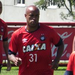 Zagueiro Thiago Heleno do Atlético-PR (Foto: Fernando Freire)