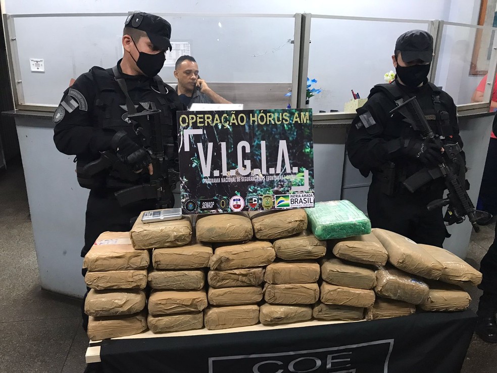 Droga foi encontrada na casa onde a mulher estava, no Núcleo 16, do bairro Cidade Nova. — Foto: Jucélio Paiva/Rede Amazônica