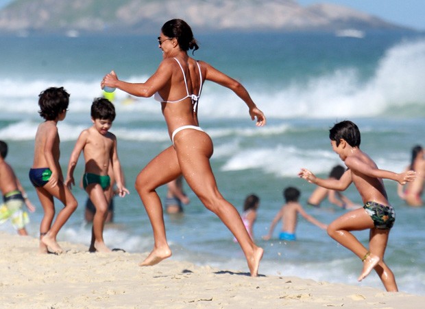 Juliana Paes se diverte em praia com o filho Pedro (Foto: Dilson Silva/Agnews)