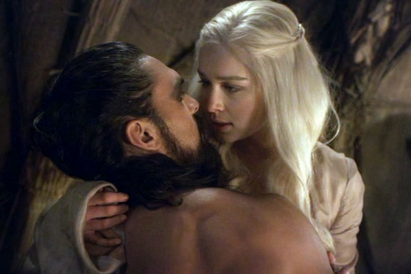 Jason Momoa com Emilia Clarke em Game of Thrones (Foto: Reprodução)