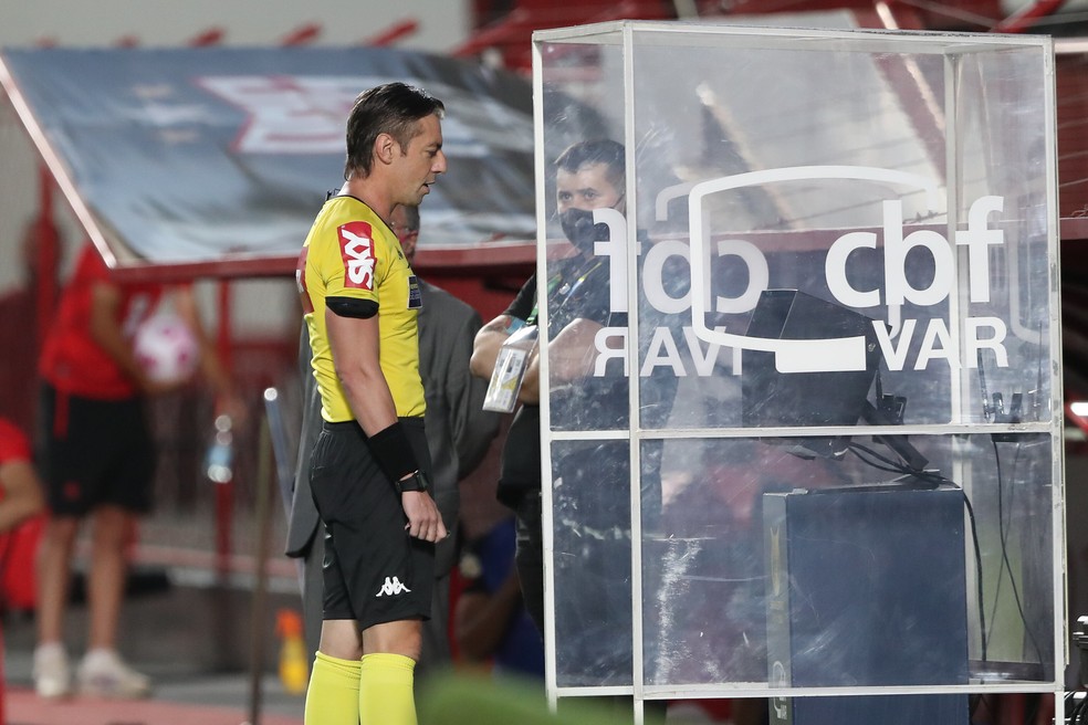 Árbitro Raphael Claus analisa possível pênalti a favor do Atlético-MG — Foto: Pedro Souza