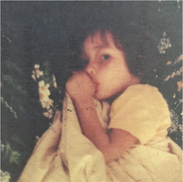 A atriz Shannen Doherty em foto da infância (Foto: Instagram)