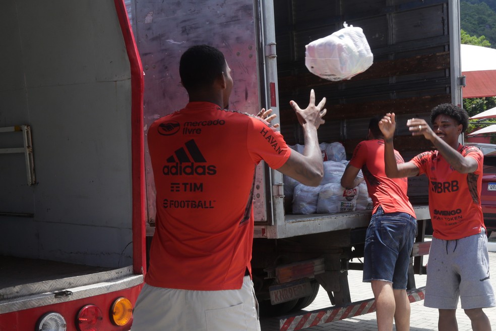 Vitinho arremessa uma cesta básica para Hugo Souza — Foto: Gilvan de Souza/Flamengo