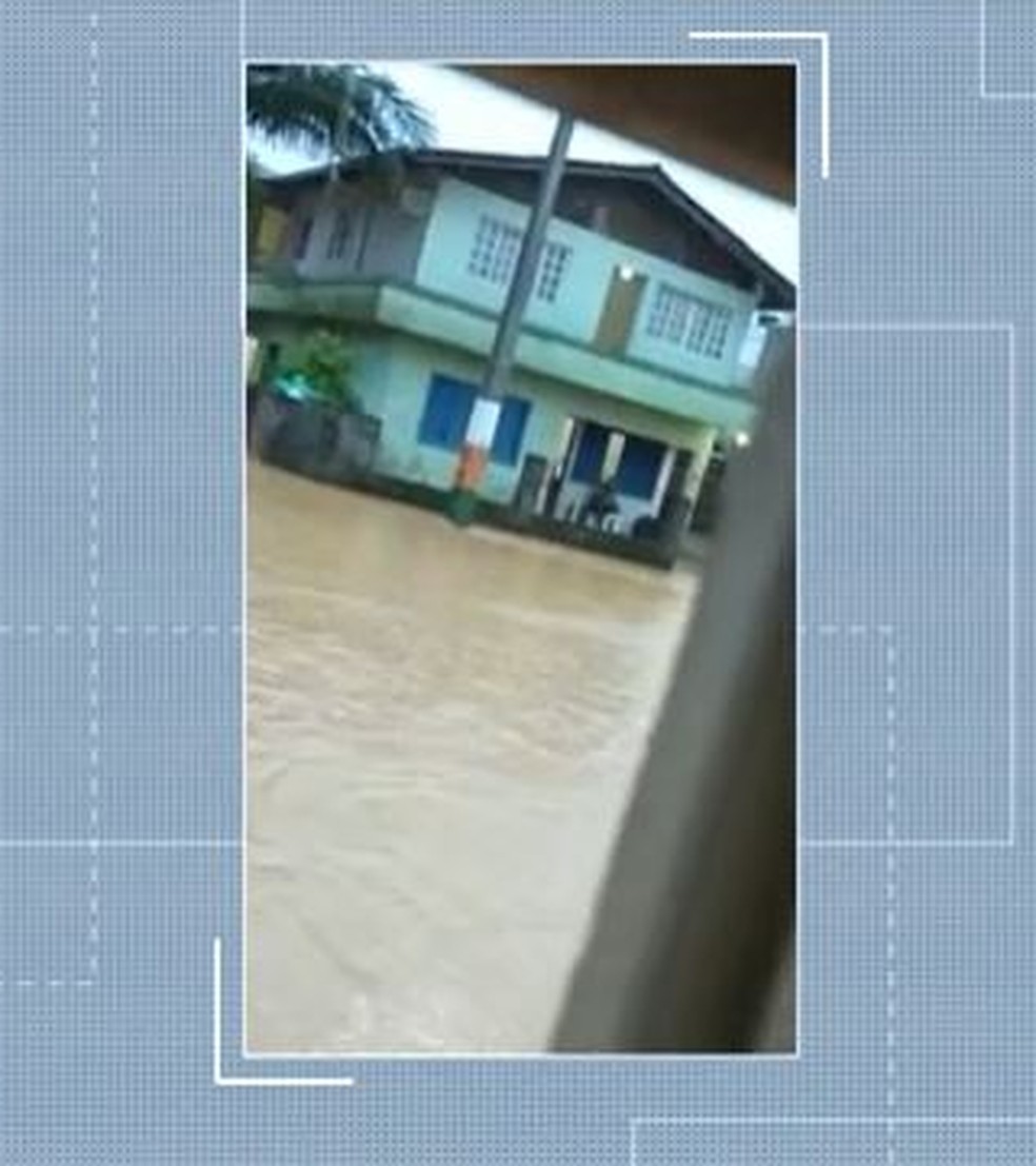 Ruas ficaram alagadas por causa da chuva em Camboriú — Foto: Reprodução/ NSC TV