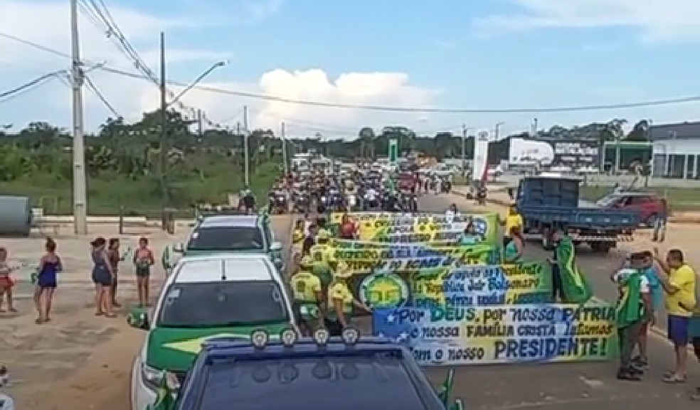 CRUZEIRO DO SUL (AC) -  Manifestantes se organizaram na Ponte da União, na Variante, na segunda maior cidade do Acre — Foto: Reprodução