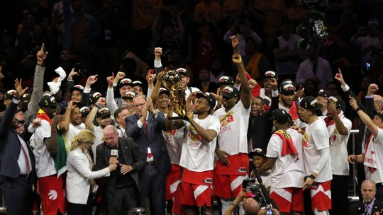 Resultado de imagem para o Toronto Raptors interrompe a dinastia de tÃ­tulos do Golden State Warriors conquistando seu primeiro tÃ­tulo na liga americana