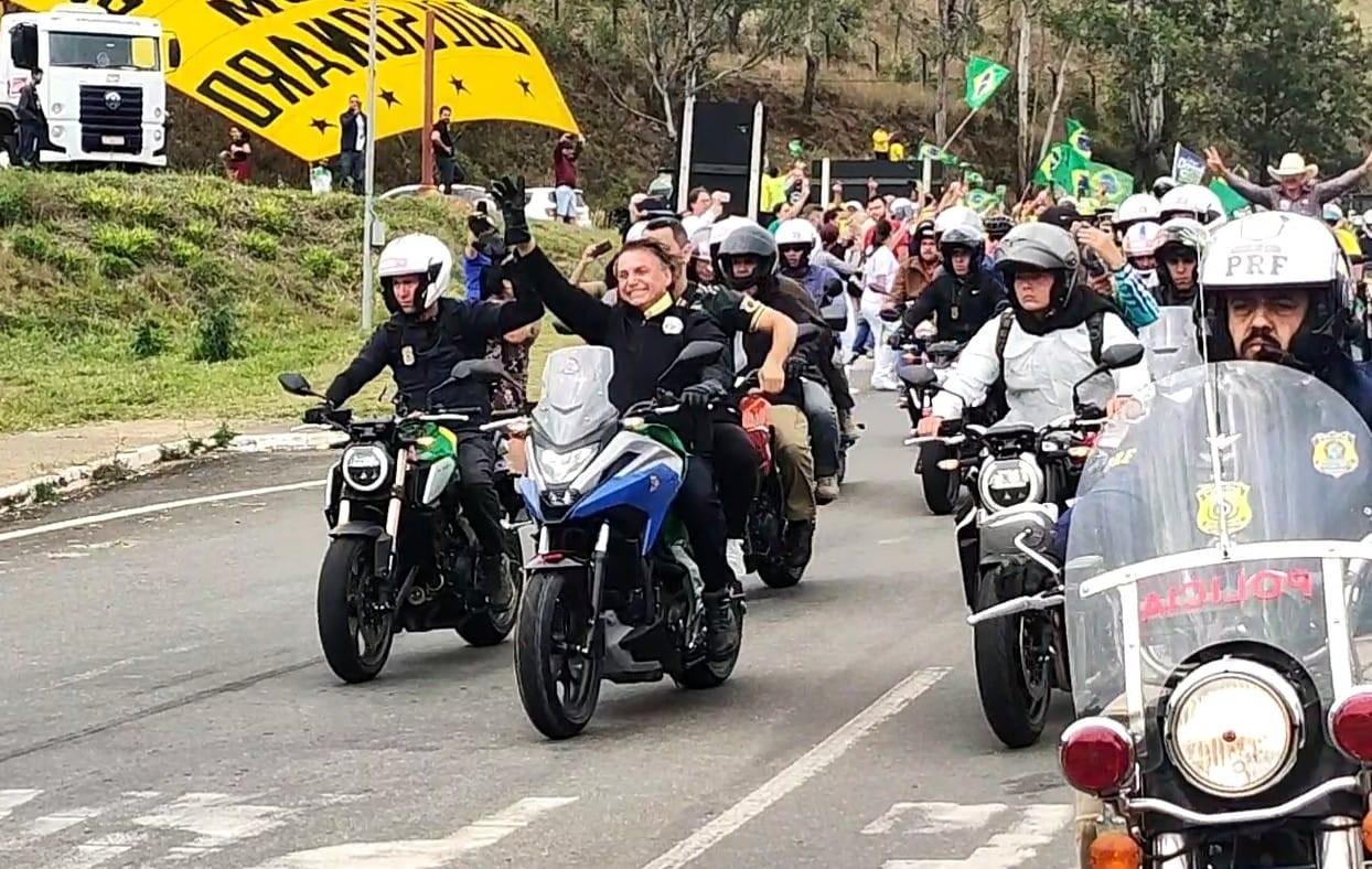 Bolsonaro faz campanha em Poços de Caldas (MG)