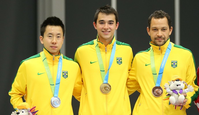 Gustavo Tsuboi (prata), Hugo Calderano (ouro) e Thiago Monteiro (bronze). TÊnis de Mesa pan-americano 2015 (Foto: Saulo Cruz/Exemplus/COB)