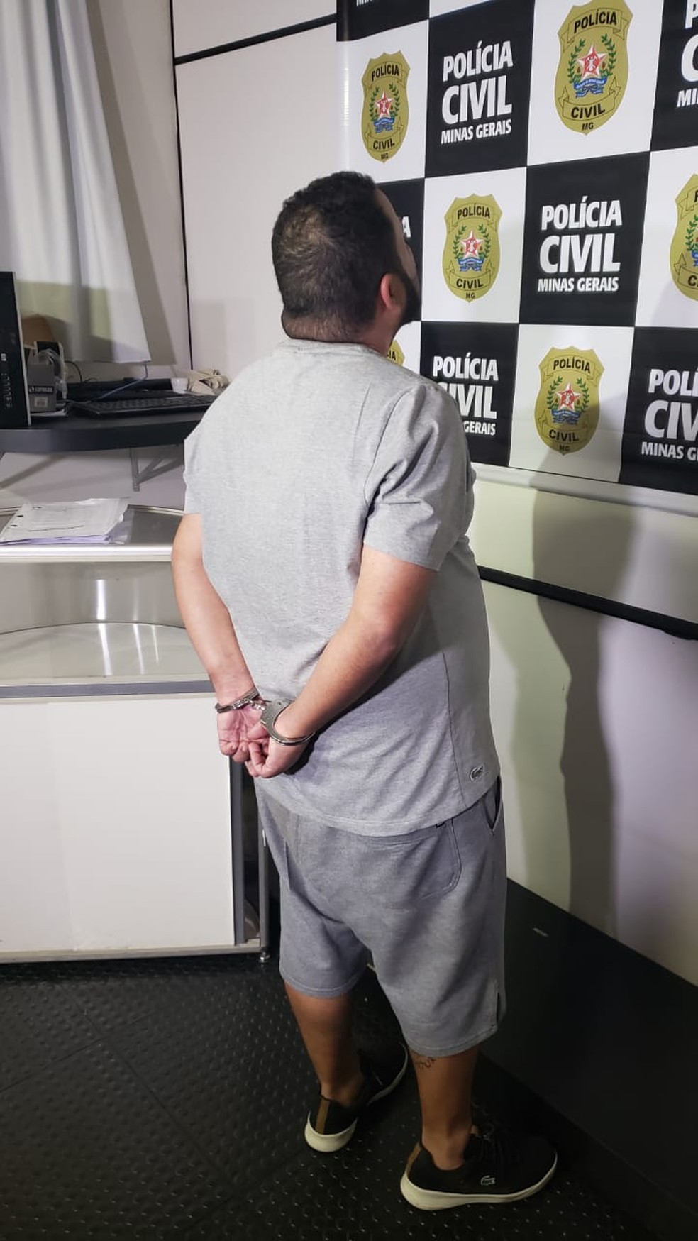 Suspeito de usar dinheiro de doação é apresentado pela Polícia Civil — Foto: Magno Dantas/TV Globo