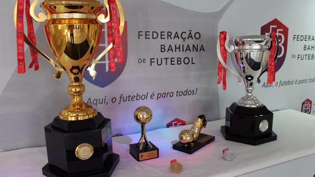 Troféus do primeiro e do segundo colocados do Campeonato Baiano