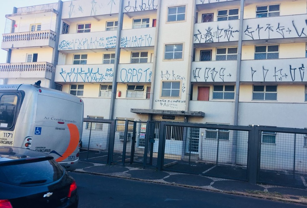 Prédio residencial e comercial pichado na rua Rui Barbosa, centro de Campo Grande (Foto: Graziela Rezende/G1 MS)