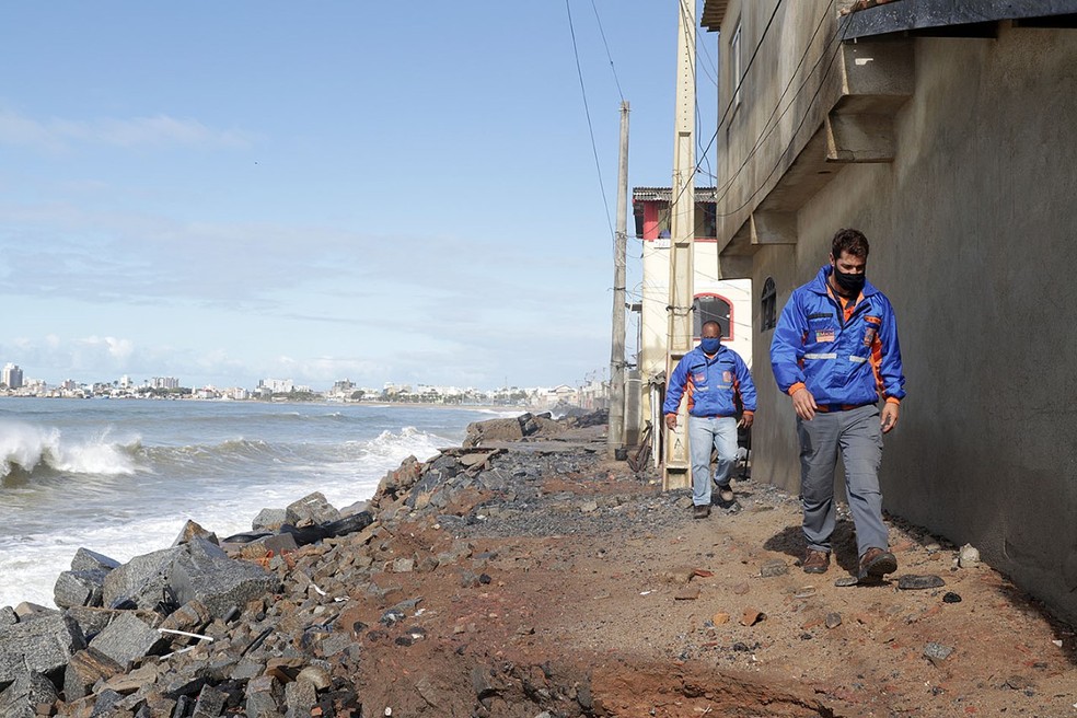 Equipes da Defesa Civil permanecem monitorando as condições do mar e das casas, na Fronteira, em Macaé.  — Foto: Foto: João Barreto 