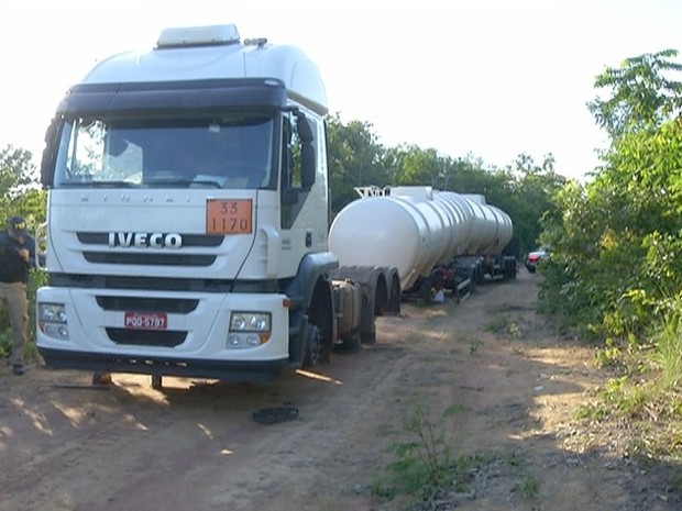 Caminhão teve 33 rodas e pneus furtados na BR-153 (Foto: Reprodução/TV Anhanguera)