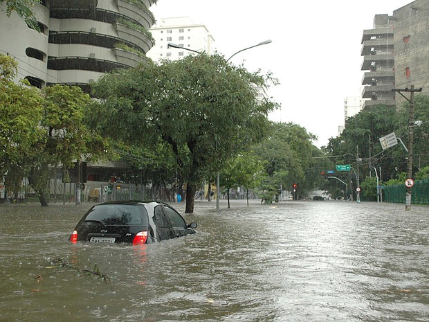 Chuva provoca alagamento na Avenida Pompeia, no bairro de Perdizes, em São Paulo (SP), na tarde desta terça-feira (18) (Foto: Paulo Preto/Futura Press)