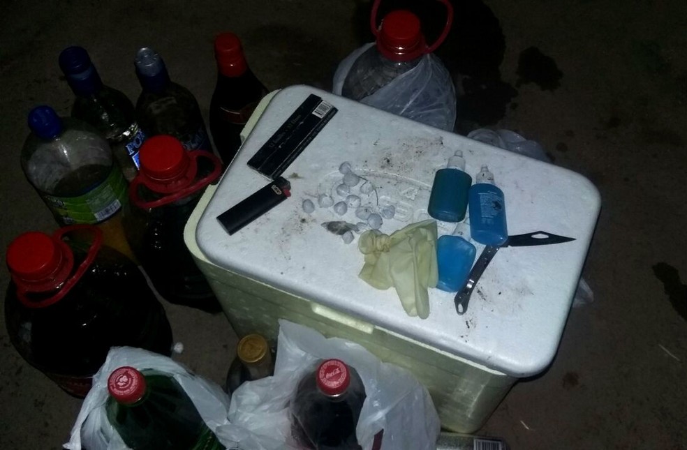 Bebidas alcoólicas e drogas foram encontradas na festa que acontecia em Macapá (Foto: PM/Divulgação)