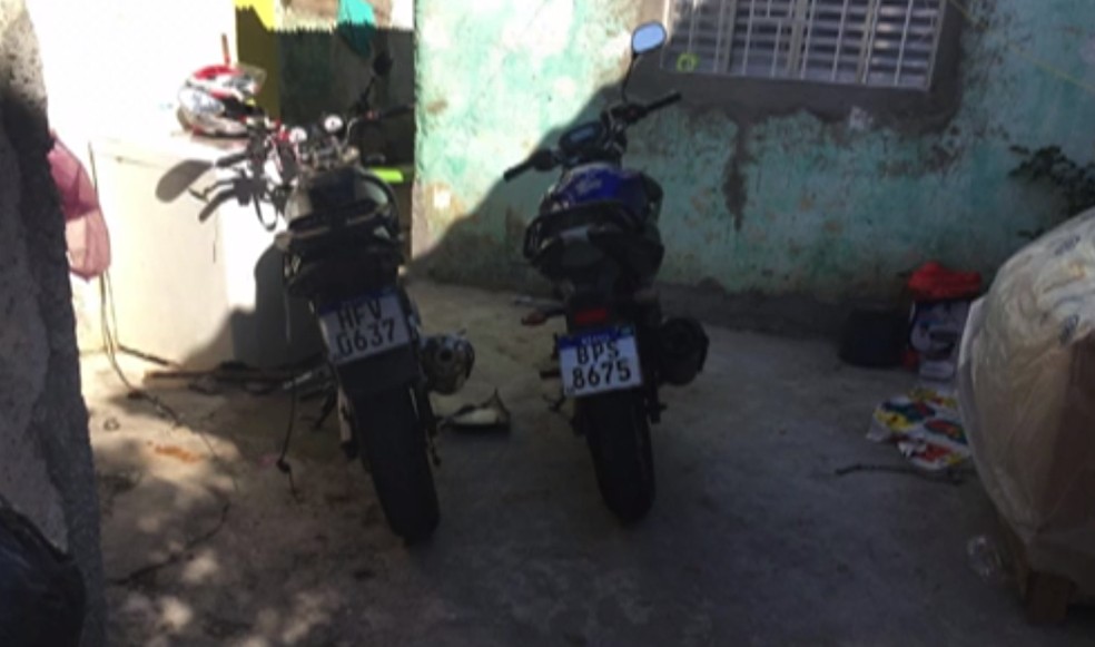 Polícia encontrou motos na casa onde os homens estavam, em Poá — Foto: Reprodução/TV Diário