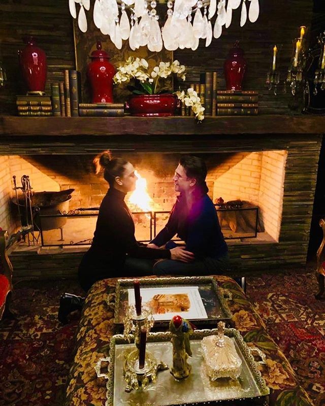 Claudia Raia posa em cenário romântico com marido (Foto: reprodução/Instagram)