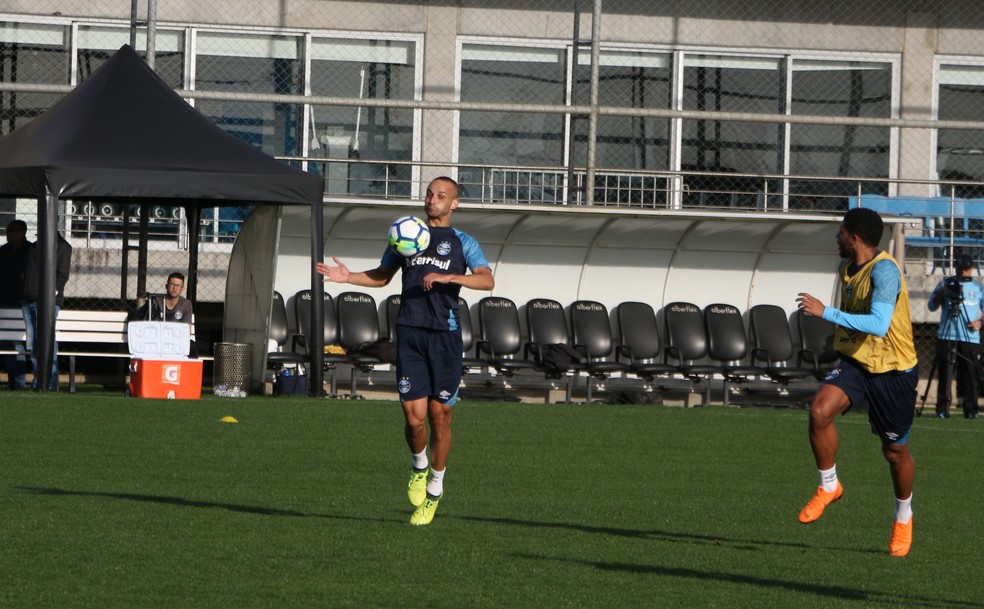 Thaciano em treino do Grêmio (Foto: Eduardo Moura)