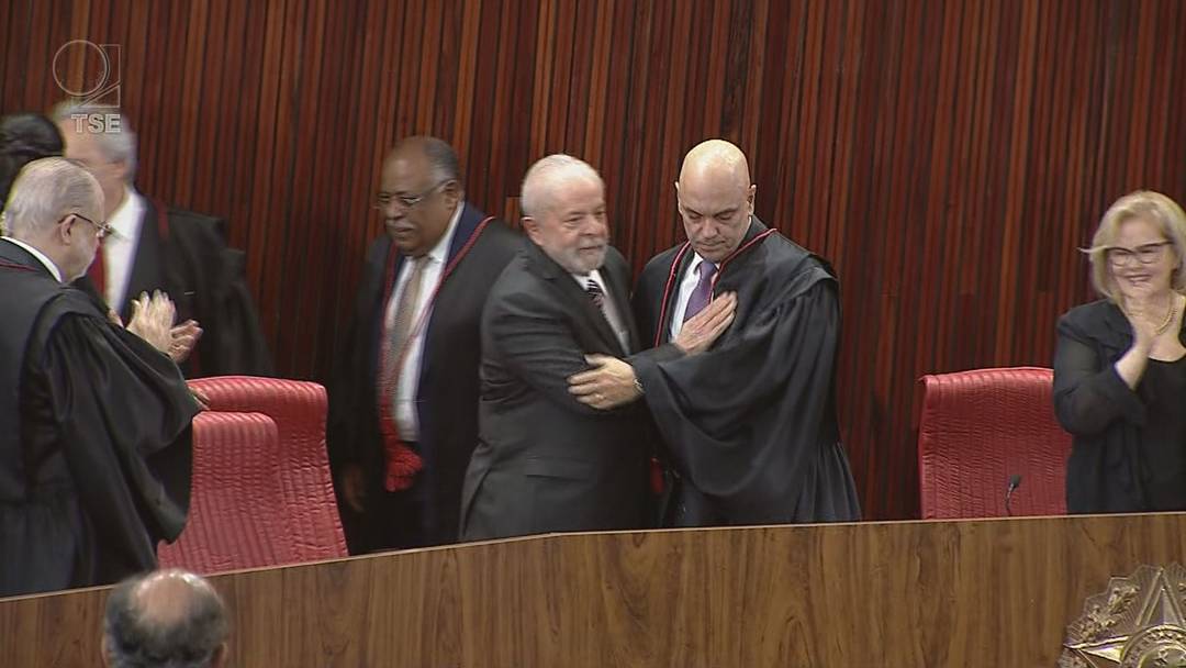 Lula cumprimenta Alexandre de Moraes na cerimônia de diplomação