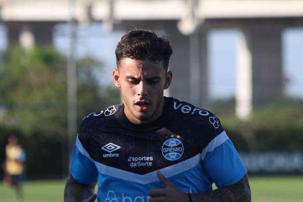 Carballo se reapresenta no Grêmio e corre no gramado do CT após cirurgia