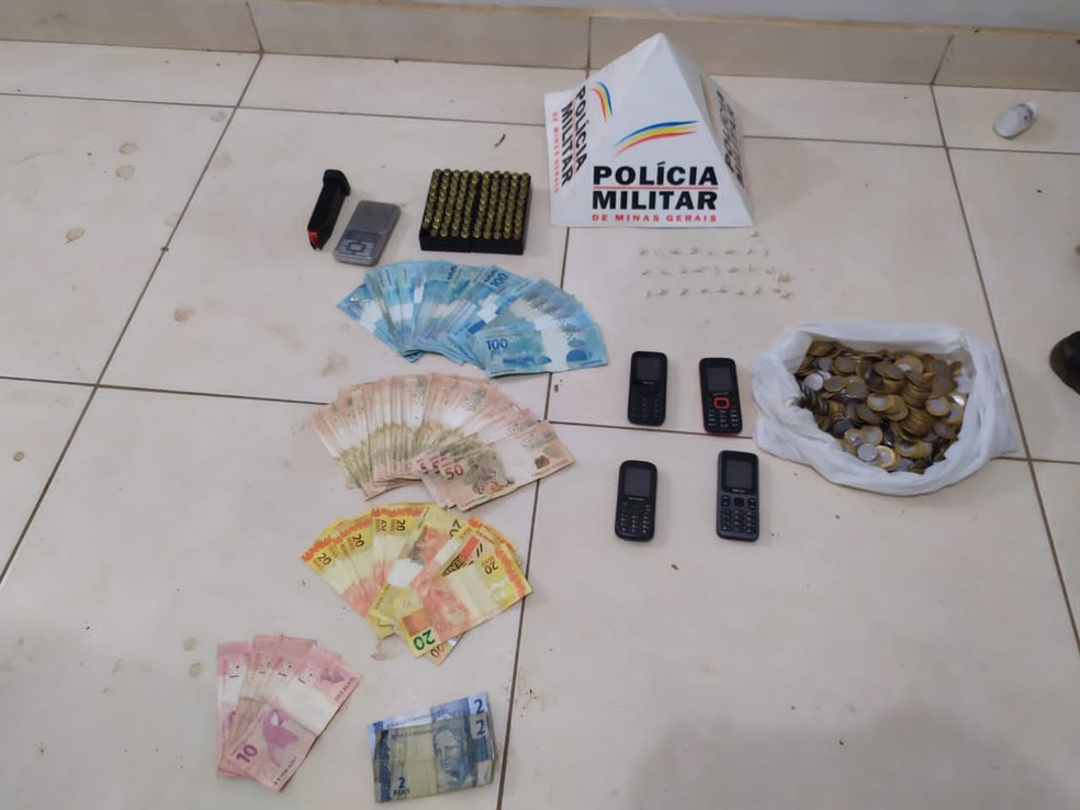 Polícia apreendeu dinheiro, drogas e 99 cartuchos — Foto: Polícia Militar/ Divulgação