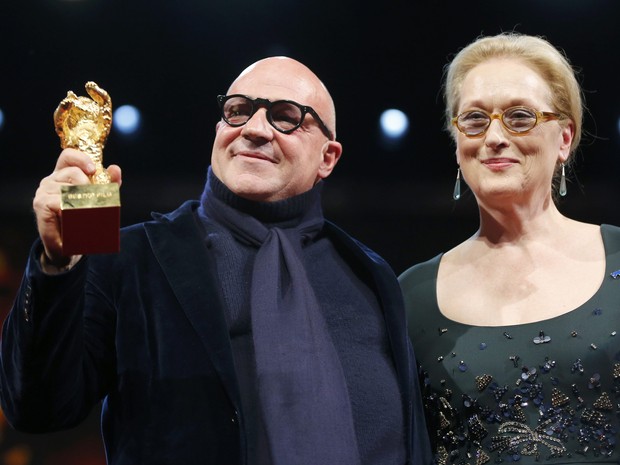 Diretor italiano Gianfranco Rosi levou Urso de Ouro de melhor filme, com Fuocoammare. Meryl Street foi a anfitriã (Foto: REUTERS/Fabrizio Bensch)