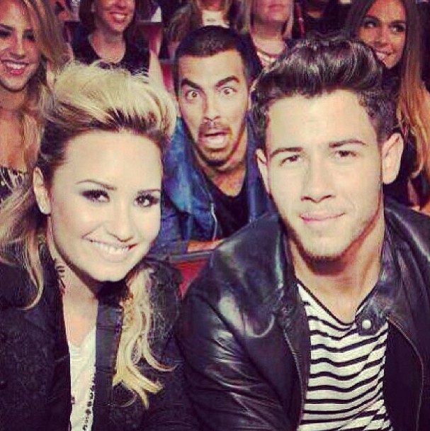 Zoeira entre irmãos!  Demi Lovato e Nick Jonas foram vítimas das caretas de Joe Jonas no Teen Choice Awards de 2013 (Foto: Instagram)
