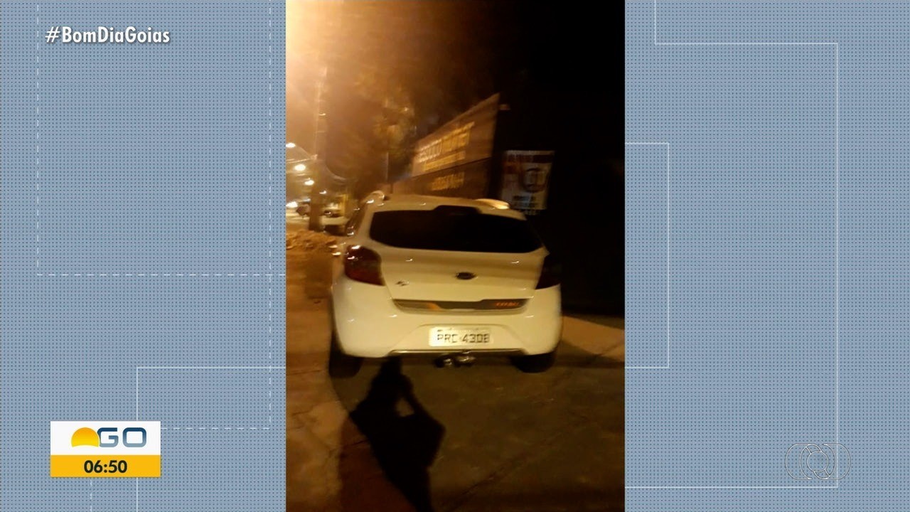 Carro é flagrado parado sobre calçada em Goiânia