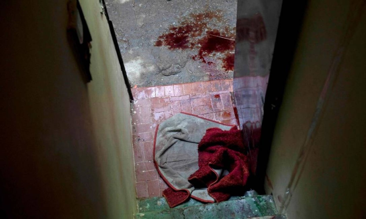 Chão coberto por sangue de morto no massacre do Jacarezinho: operação policial deixou mortos e feridos  — Foto: Mauro Pimentel / AFP