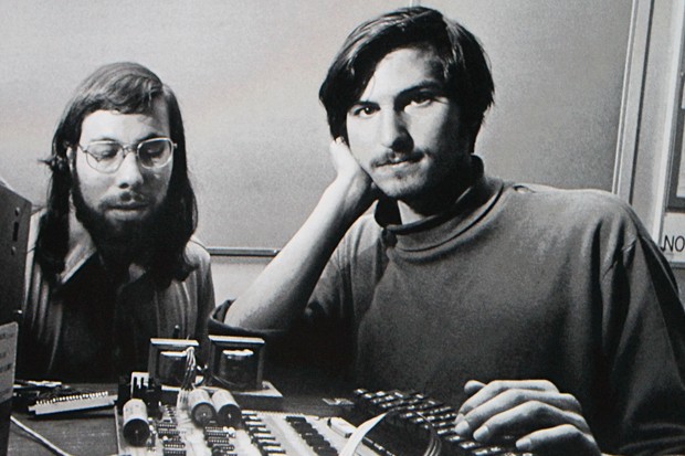 Steve Jobs e Steve Wozniack posam em frente ao Apple I (Foto: Getty Images)