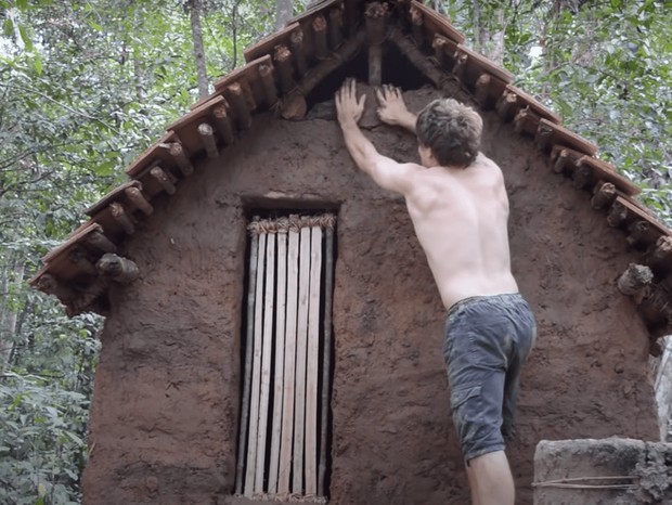 Vídeos de pessoas construindo casas em florestas viralizam no Youtube (Foto: Reprodução / Youtube)