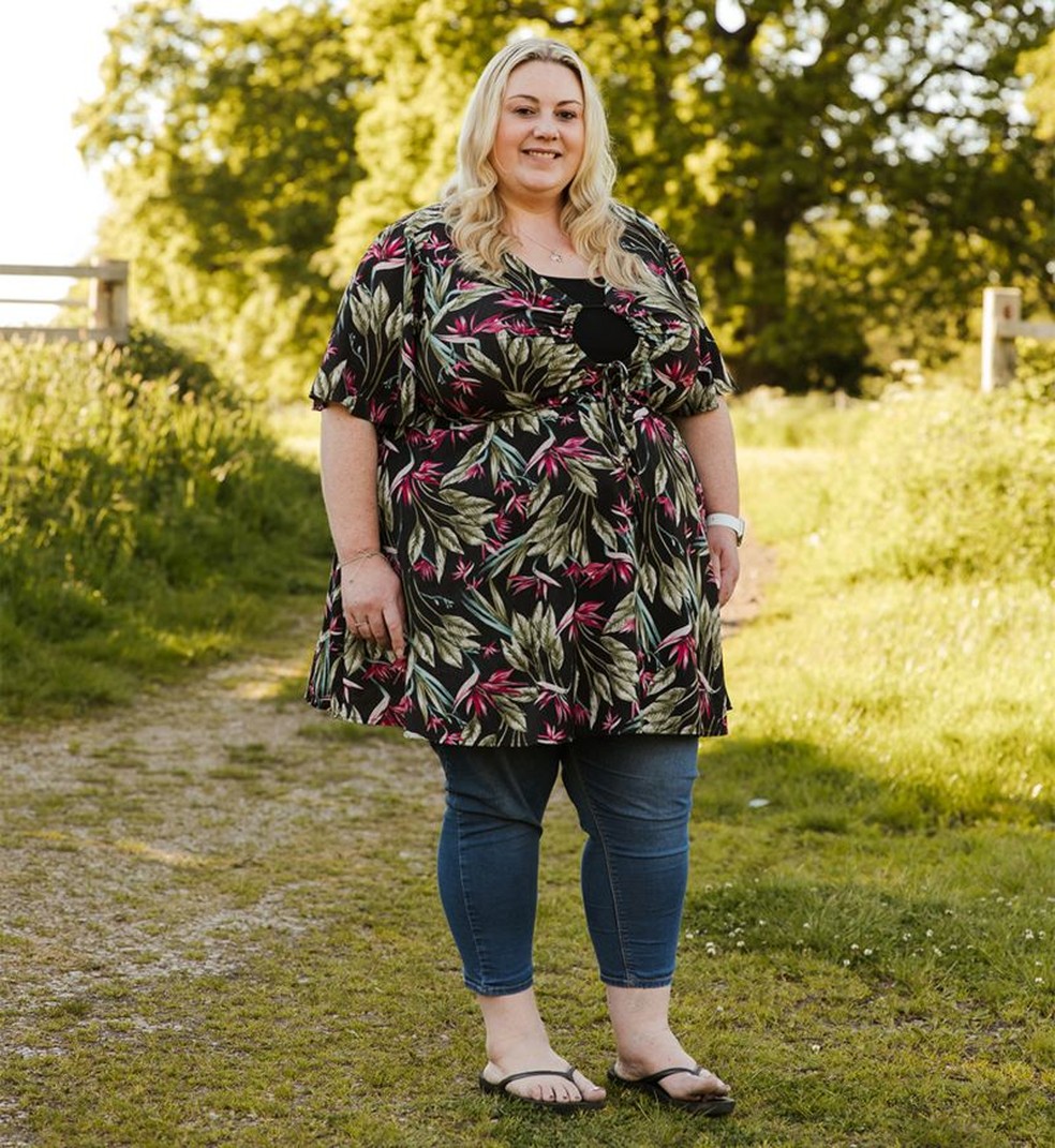 Na faculdade, Sarah aumentou oito tamanhos de manequim. Seu estilo de vida dificultou o controle do peso — Foto: BBC